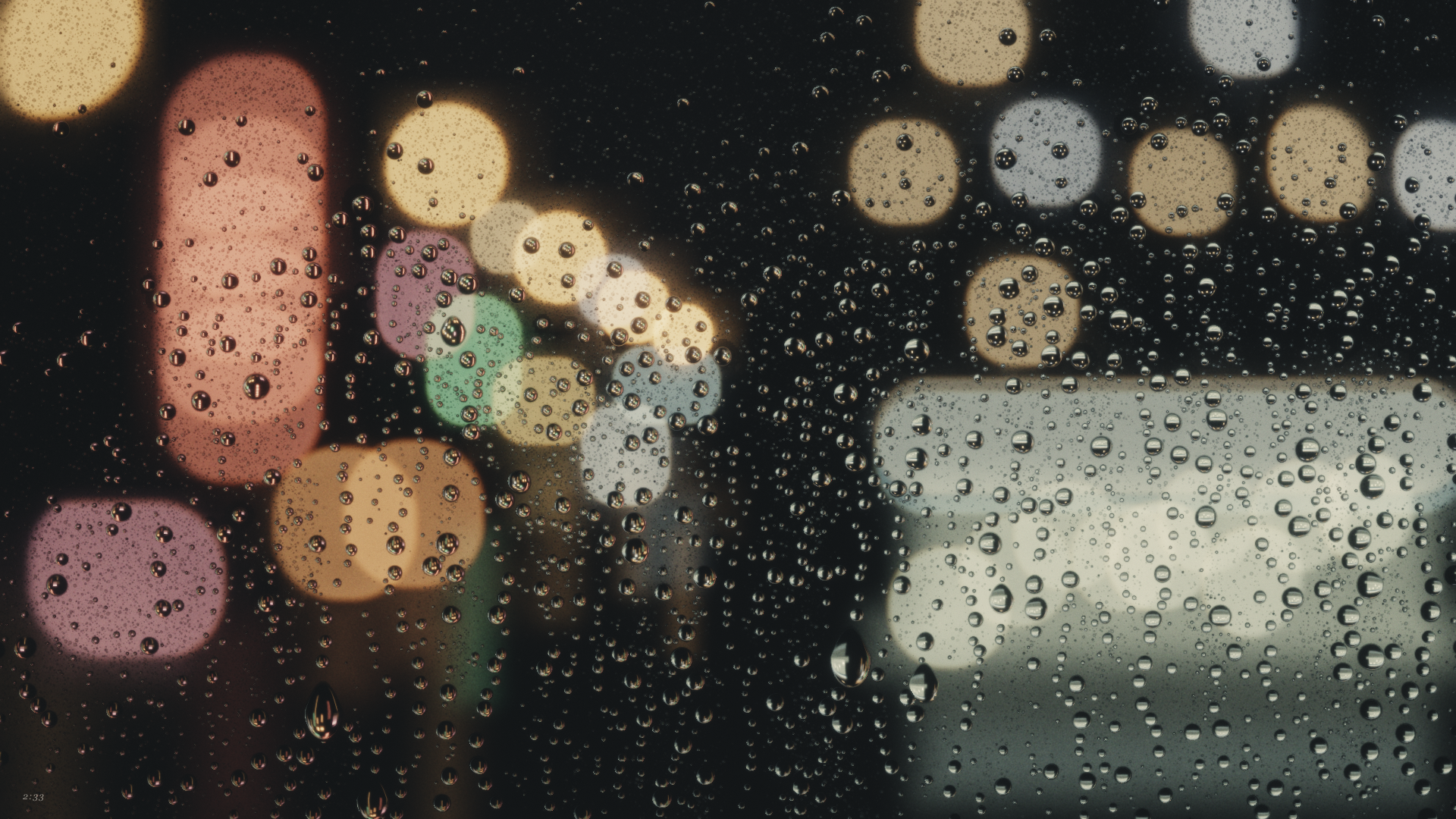 雨粒のついた夜の窓ガラス越しに、ピンぼけの通りの看板やコンビニの明かりが赤・琥珀・翡翠・白の柔らかい円になり、ひとつひとつの雨粒がその光を小さく逆さに映しているRain on Glassの1晩目の深夜（ループの25秒）。
